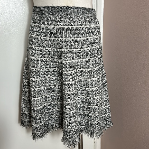 Sioni A- Line Skirt Knit Fringe Hem Black and White Stretchy size small - Picture 3 of 8